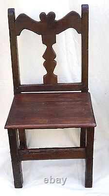 Paire de chaises en bois sculpté rustique espagnol antique avec balustres en forme de cœur du 17ème siècle