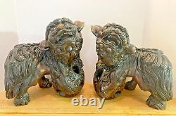 Paire de chiens Fu en bois massif chinois sculpté vintage, mâle et femelle