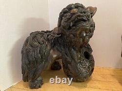 Paire de chiens Fu en bois massif chinois sculpté vintage, mâle et femelle