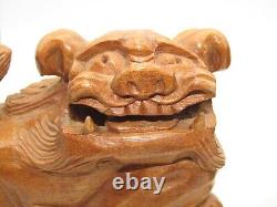Paire de chiens de foo sculptés à la main en bois avec boule flottante dans la bouche