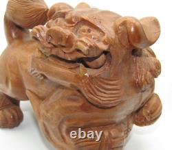 Paire de chiens de foo sculptés à la main en bois avec boule flottante dans la bouche