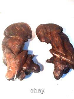 Paire de chiots sculptés en bois suisse de la Forêt-Noire antique avec des yeux en verre