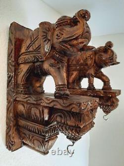 Paire de consoles en forme d'éléphant en bois. Décoration murale. Sculptées à la main à partir de bois. Taille 12.