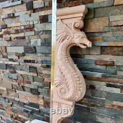 Paire de corbeaux de porte murale en bois sculpté avec dragon gothique, balustres d'escalier et manteau de cheminée