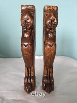 Paire de corbeaux en bois sculpté d'époque ancienne avec des lions, objets de récupération architecturale.