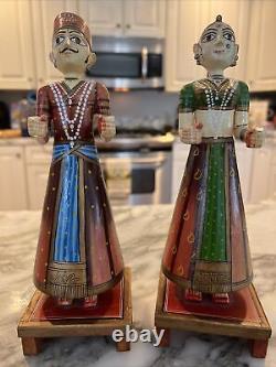 Paire de décorations indiennes en bois sculpté et peint à la main, de style Ganguar Isher d'époque.