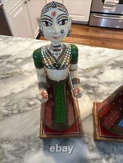 Paire de décorations indiennes en bois sculpté et peint à la main, de style Ganguar Isher d'époque.