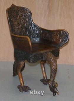 Paire de fauteuils à bras paon ornés sculptés à la main d'origine birmane anglo-indienne, vers 1880