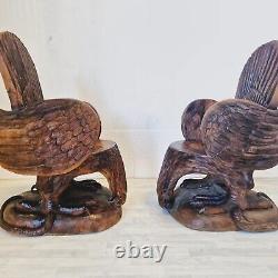Paire de fauteuils sculptés en troncs d'arbre avec aigles américains