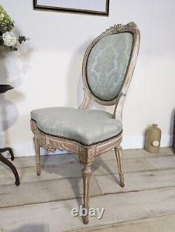 Paire de fauteuils style Louis XV avec dossier sculpté et clouté sur les bords, pieds en bois sculpté