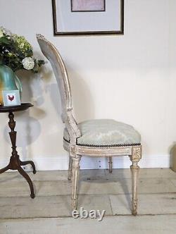 Paire de fauteuils style Louis XV avec dossier sculpté et clouté sur les bords, pieds en bois sculpté