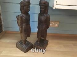 Paire de figures orientales en bois finement sculptées du début du 20e siècle