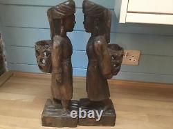 Paire de figures orientales en bois finement sculptées du début du 20e siècle