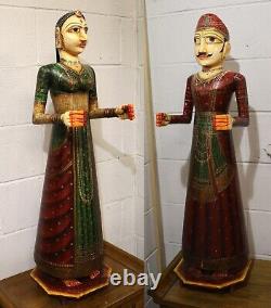 Paire de figures vintage indiennes Raja et Rani en bois sculpté décoratif de 108cm