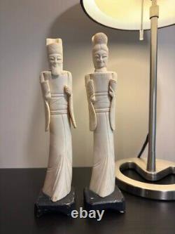 Paire de figurines d'Empereur et d'Impératrice chinoises sculptées.