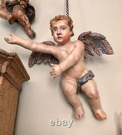 Paire de grandes figurines d'ange putti en bois antique sculptées et polychromes