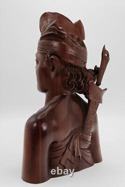 Paire de grandes sculptures en bois sculpté à la main de guerrier et princesse polynésiens anciens