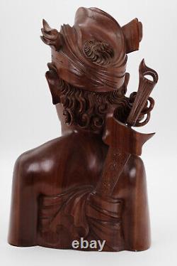 Paire de grandes sculptures en bois sculpté à la main de guerrier et princesse polynésiens anciens