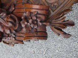 Paire de grands panneaux muraux en bois sculpté d'anges putti chérubins du XIXe siècle