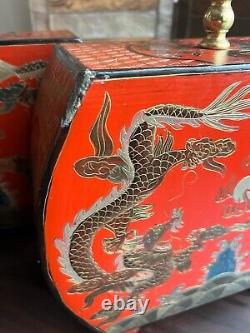 Paire de lampes de table chinoises antiques uniques en rouge et noir, figure sculptée asiatique
