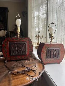 Paire de lampes de table chinoises antiques uniques en rouge et noir, figure sculptée asiatique