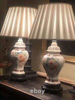 Paire de lampes de table en porcelaine vintage à thème oriental sur des bases en bois sculpté