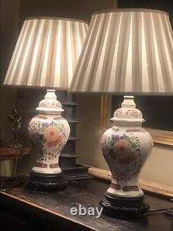 Paire de lampes de table en porcelaine vintage à thème oriental sur des bases en bois sculpté