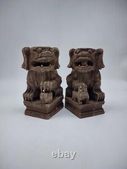 Paire de lions Foo chinois en bois sculpté de la dynastie Qing antique