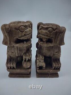Paire de lions Foo chinois en bois sculpté de la dynastie Qing antique