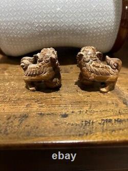 Paire de lions Foo miniatures en bois sculpté chinois (Feng Shui)