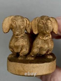 Paire de miniatures de chiens teckel en bois sculpté à la main de style vintage