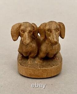 Paire de miniatures de chiens teckel en bois sculpté à la main de style vintage