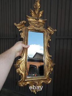 Paire de miroirs anciens en bois sculpté doré à la feuille d'or italien, meubles rares