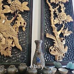 Paire de panneaux d'art chinois en bois sculpté antique doré de Hong Kong de grande taille vintage.