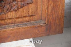 Paire de panneaux de porte sculptés en bois de la Forêt Noire pour armoire de chasse aux trophées