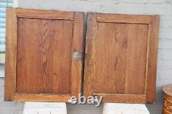 Paire de panneaux de porte sculptés en bois de la Forêt Noire pour armoire de chasse aux trophées