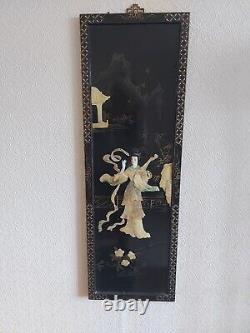 Paire de panneaux en bois laqué noir oriental vintage avec incrustations d'or et de nacre sculptée
