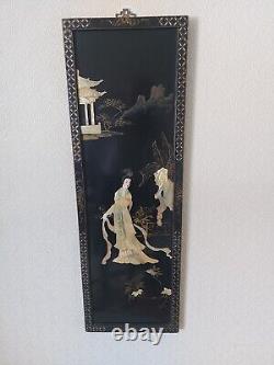 Paire de panneaux en bois laqué noir oriental vintage avec incrustations d'or et de nacre sculptée