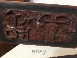 Paire de panneaux en relief en bois sculpté chinois antique avec des cachets d'exportation
