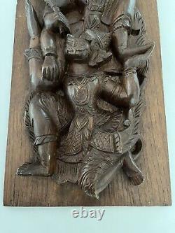 Paire de panneaux thaïlandais en teck sculpté à la main représentant des danseurs et des figures mythiques