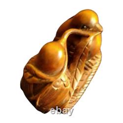 Paire de petits oiseaux sculptés en bois, amulettes traditionnelles japonaises netsuke antique