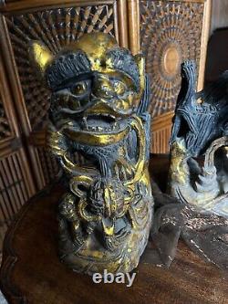 Paire de sculptures de chiens Fu en bois sculpté chinois antique de chance