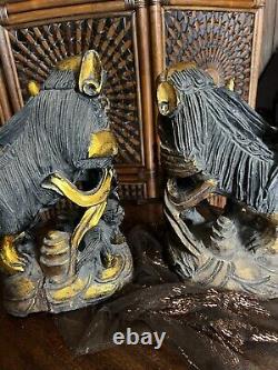 Paire de sculptures de chiens Fu en bois sculpté chinois antique de chance