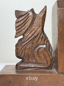 Paire de sculptures en bois de style Black Forest représentant des Scottish Terrier, utilisées comme serre-livres