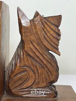Paire de sculptures en bois de style Black Forest représentant des Scottish Terrier, utilisées comme serre-livres