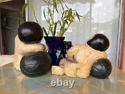 Paire de sculptures en bois sculpté de garçons asiatiques vintage avec une balle - Karako oriental