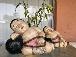 Paire de sculptures en bois sculpté de garçons asiatiques vintage avec une balle - Karako oriental