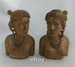 Paire de sculptures tribales en bois de teck sculptées à la main représentant une femme et un homme