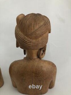 Paire de sculptures tribales en bois de teck sculptées à la main représentant une femme et un homme