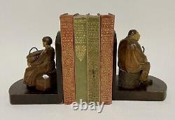 Paire de serre-livres anciens en bois sculpté de style continental, naïf allemand hollandais